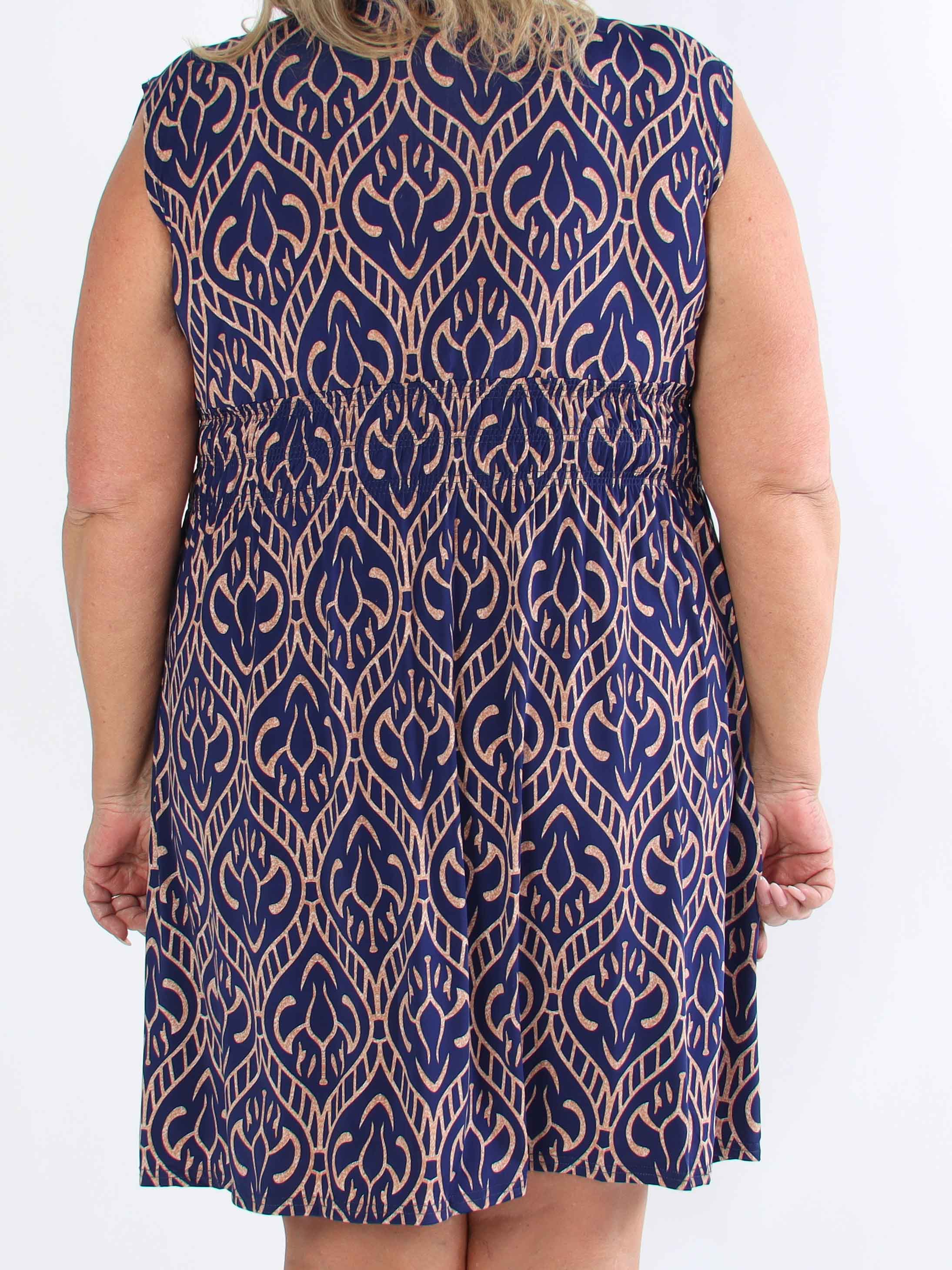 Pams Boho Short - Kort elastisk plus size kjole i krølfrit stof